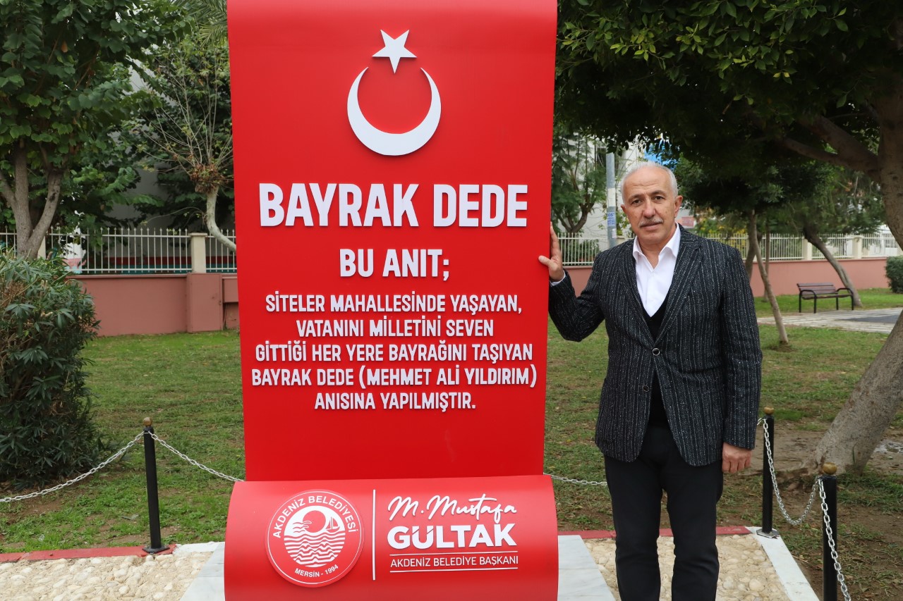 Başkan Gültak, elinden hiç düşürmediği Türk bayrağından dolayı “Bayrak Dede”