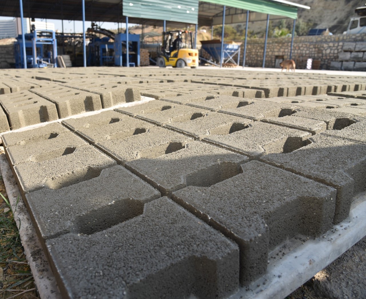 Toroslar Belediyesi, ilçe genelindeki yol yapım çalışmalarında kendi imalatı olan