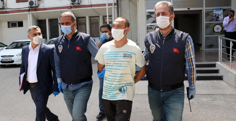 MERSİN’DE EŞİNİ BOŞANMAK İSTEDİĞİ İÇİN TORNAVİDA İLE 11 YERİNDEN YARALAYIP KAÇAN ADAM TUTUKLANDI Mersin’de boşanmak isteyen karısını 11 yerinden tornavida ile yaralayıp kaçan,