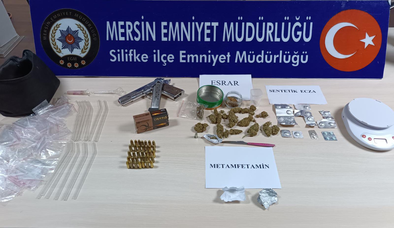Silifke İlçe Emniyet Müdürlüğü ekiplerimiz, aranan şahıslara yönelik yaptıkları çalışmalar