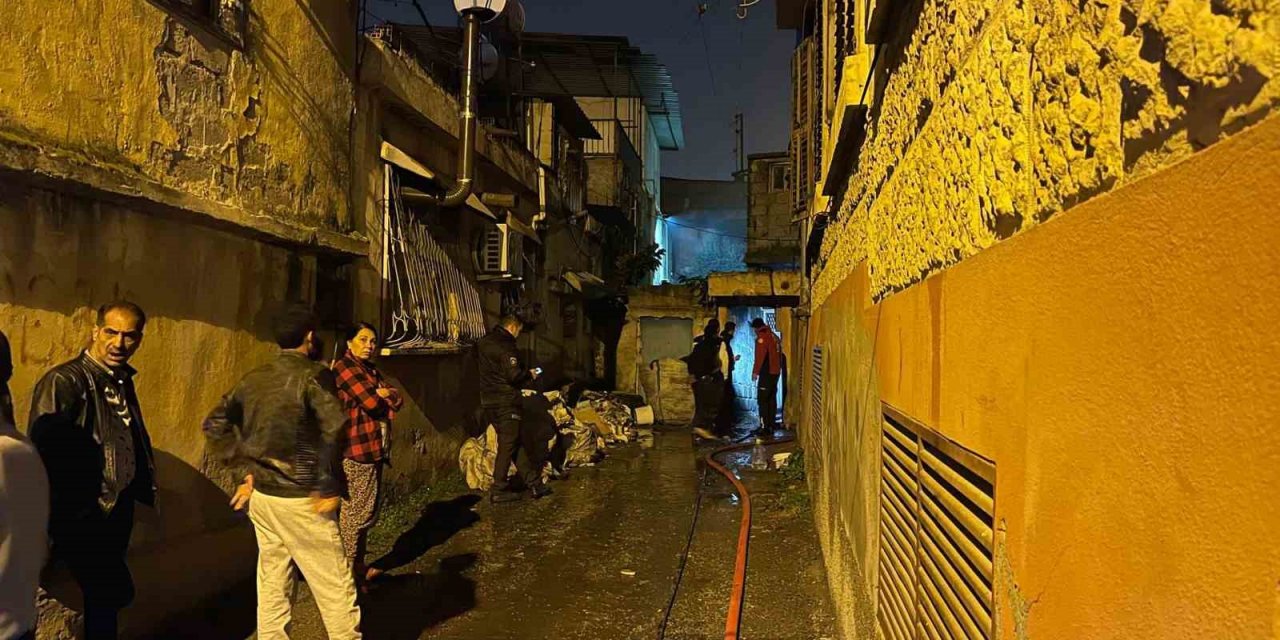 Mersinin Tarsus ilçesinde eski yapılı iki katlı evin zemin katında