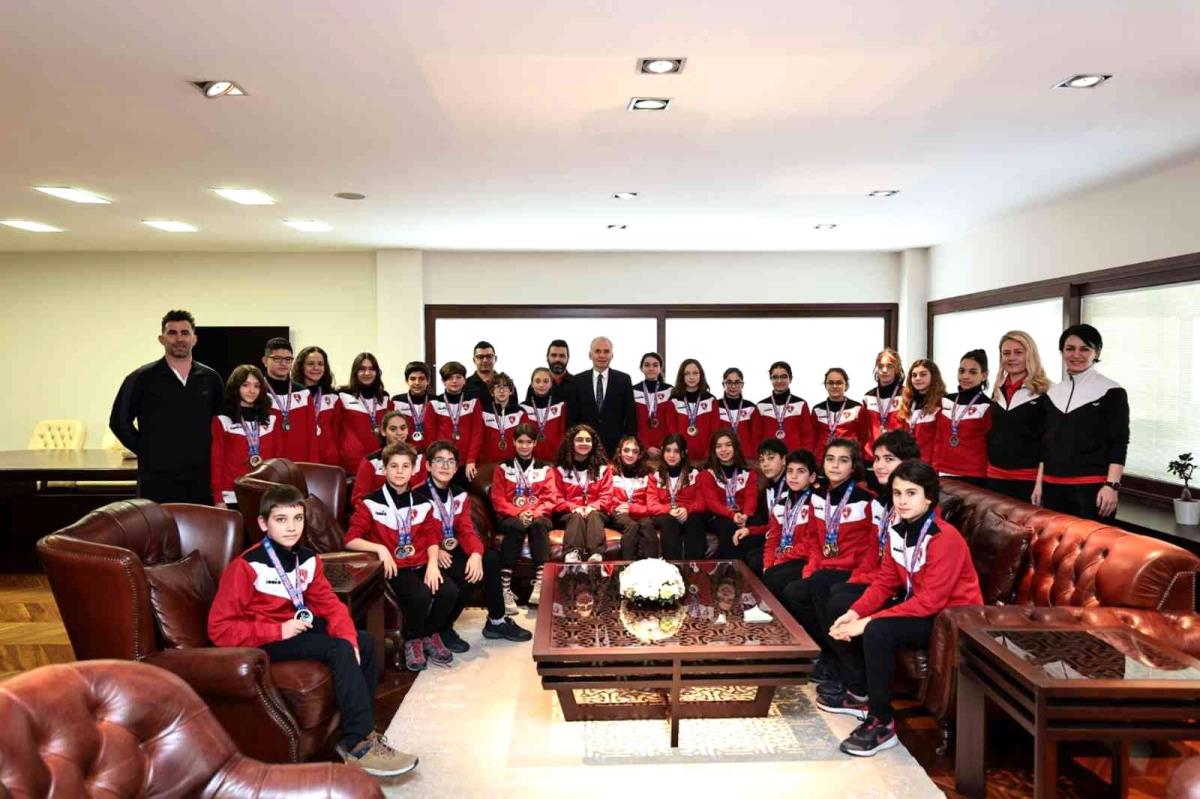 Samsun ve Mersin’de düzenlenen 11 ve 12 yaş yüzme Türkiye