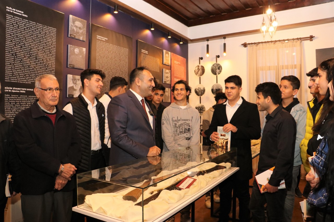 Toroslar Belediyesi, bu yıl lisans öğrencileri için 3.200 TL, önlisans