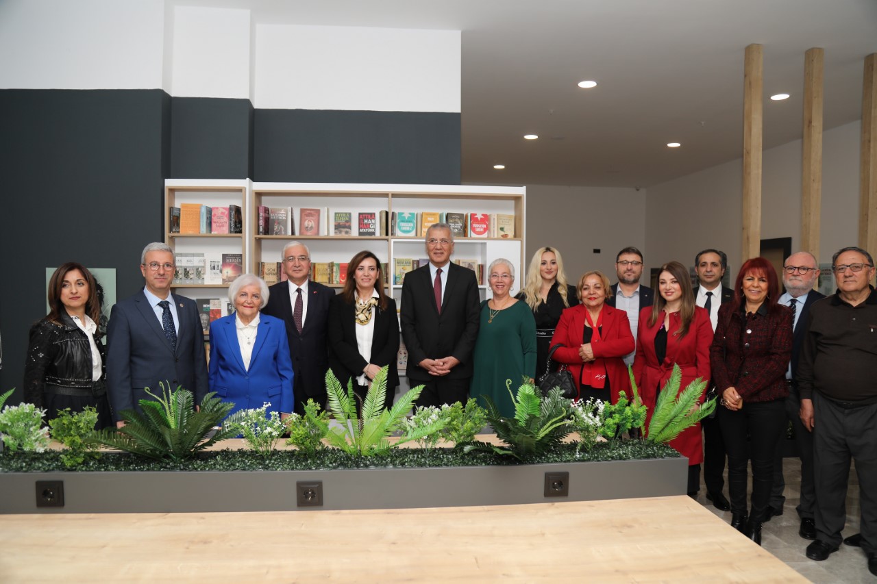 Gün aşırı gerçekleştirilen kültürel ve sanatsal etkinliklerin yanında Oda Tiyatrosu,