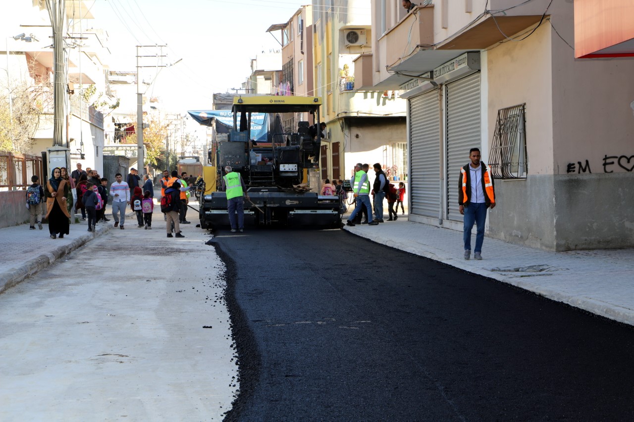 Akdeniz Belediye Başkanı, asfalt serim çalışmalarını yerinde inceledi. Akdeniz Belediye