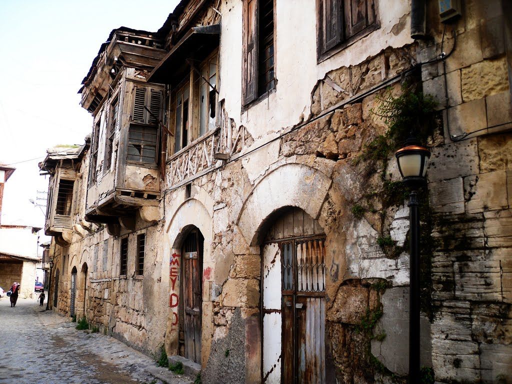 TARSUS TARİHİ AÇISINDAN ÖNEM ARZ EDEN EVLERİN DURUMU İÇLER ACISI   Çok eski zamanlardan kalan tarihi evlerin gün gün daha