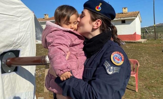 Mersin İl Jandarma Komutanlığına bağlı birliklerin, felaketin yaşandığı ilk andan itibaren vatandaşın