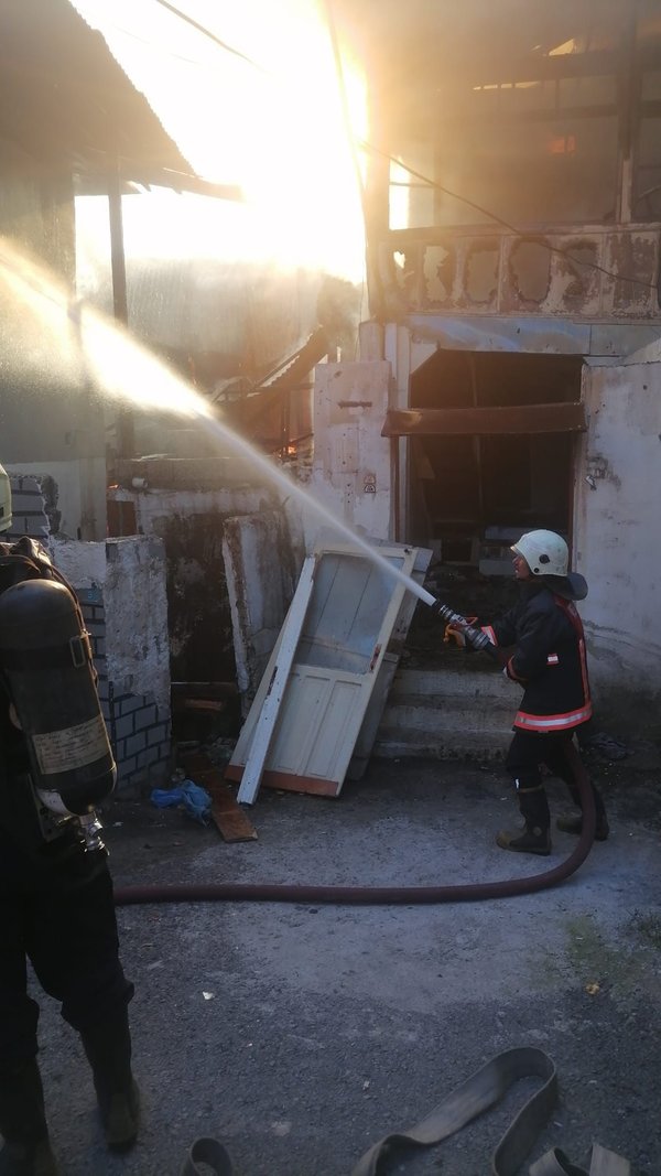 Mersin‘in Tarsus ilçesinde bitişik olan 3 ev çıkan yangında hasar gördü.