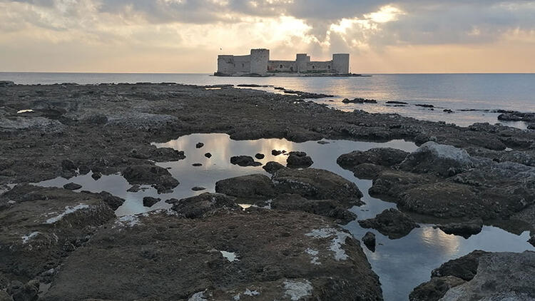 Mersin’in Tatil Beldesi Kızkalesi’nde Deniz Suyu Yaklaşık 100 Metre Çekildi Mersin’in tatil beldesi Kızkalesi’nde deniz suyu yaklaşık 100 metre çekildi