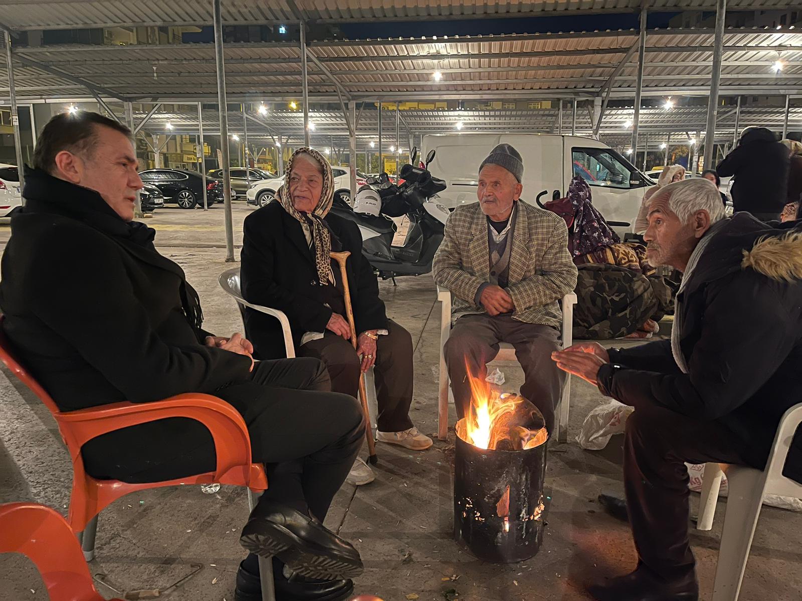 Başkan Abdullah Özyiğit, Geceyi Vatandaşlarla Geçirdi Mersin Yenişehir Belediyesi, deprem faciasının ardından tüm imkanlarıyla vatandaşların yanında