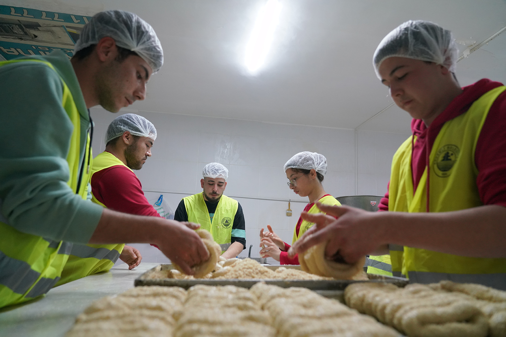 Liseli ve üniversiteli öğrenciler depremde zarar gören vatandaşlarımız için kolları