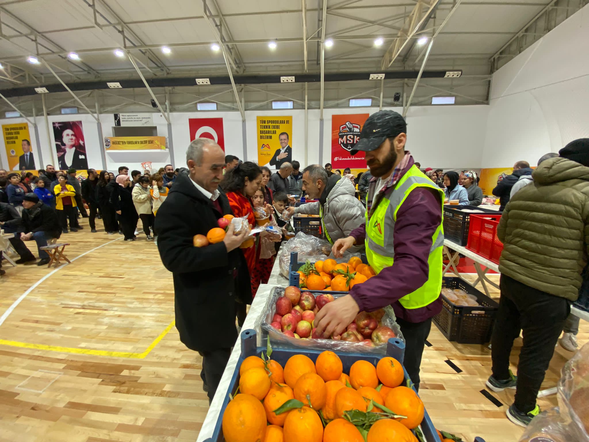 MERSİN BÜYÜKŞEHİR, DEPREM KORKUSU YAŞAYAN MERSİNLİLERİN YANINDA BÜYÜKŞEHİR, SICAK ÇORBADAN BARINMAYA KADAR HER ALANDA VATANDAŞLARIN YANINDA Mersin Büyükşehir Belediyesi, Kahramanmaraş’ta gerçekleşen depremin Mersin’de de hissedilmesi üzerine