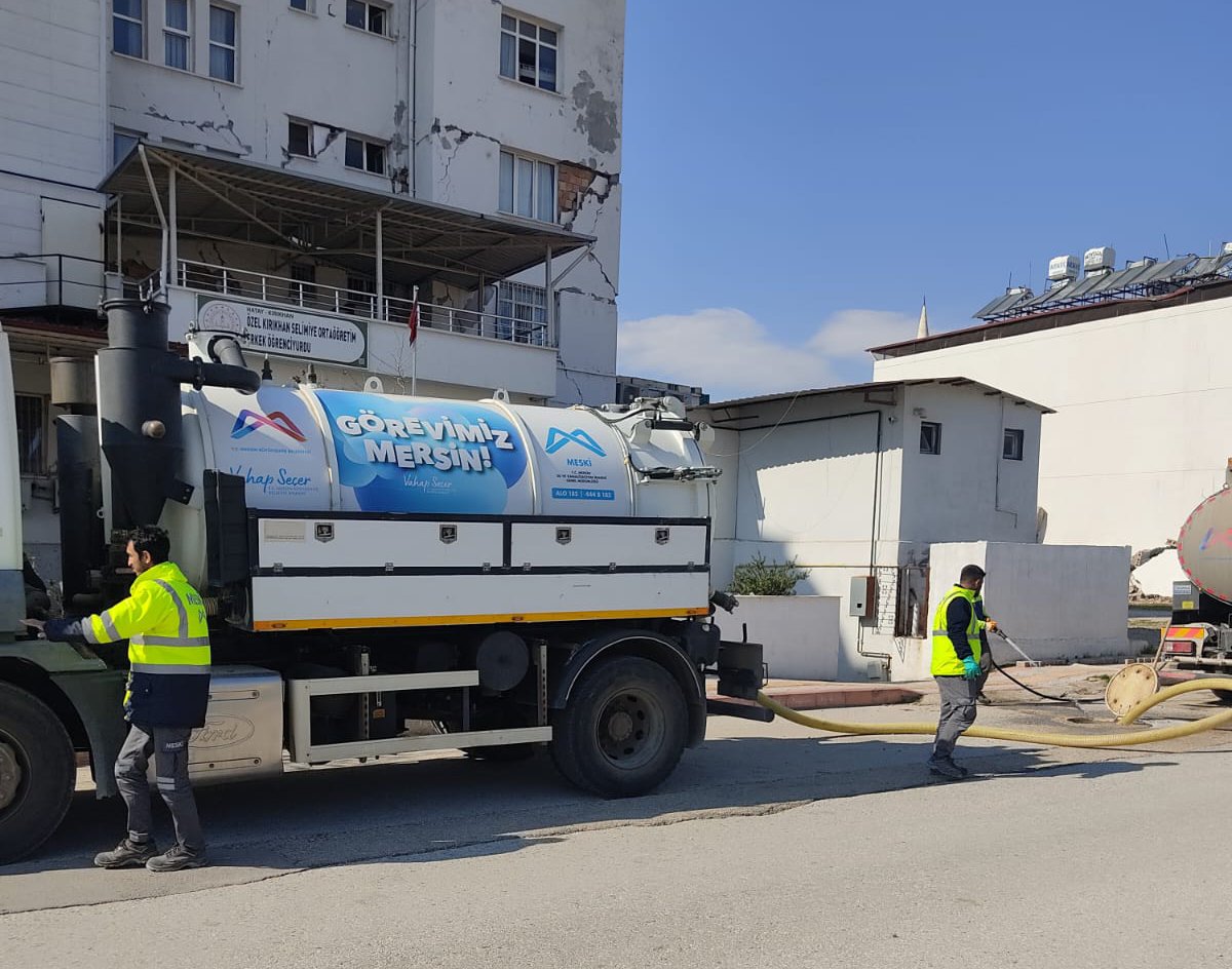 Depremin yaralarını sarmak için ilk anlardan beri tüm birimleriyle seferber