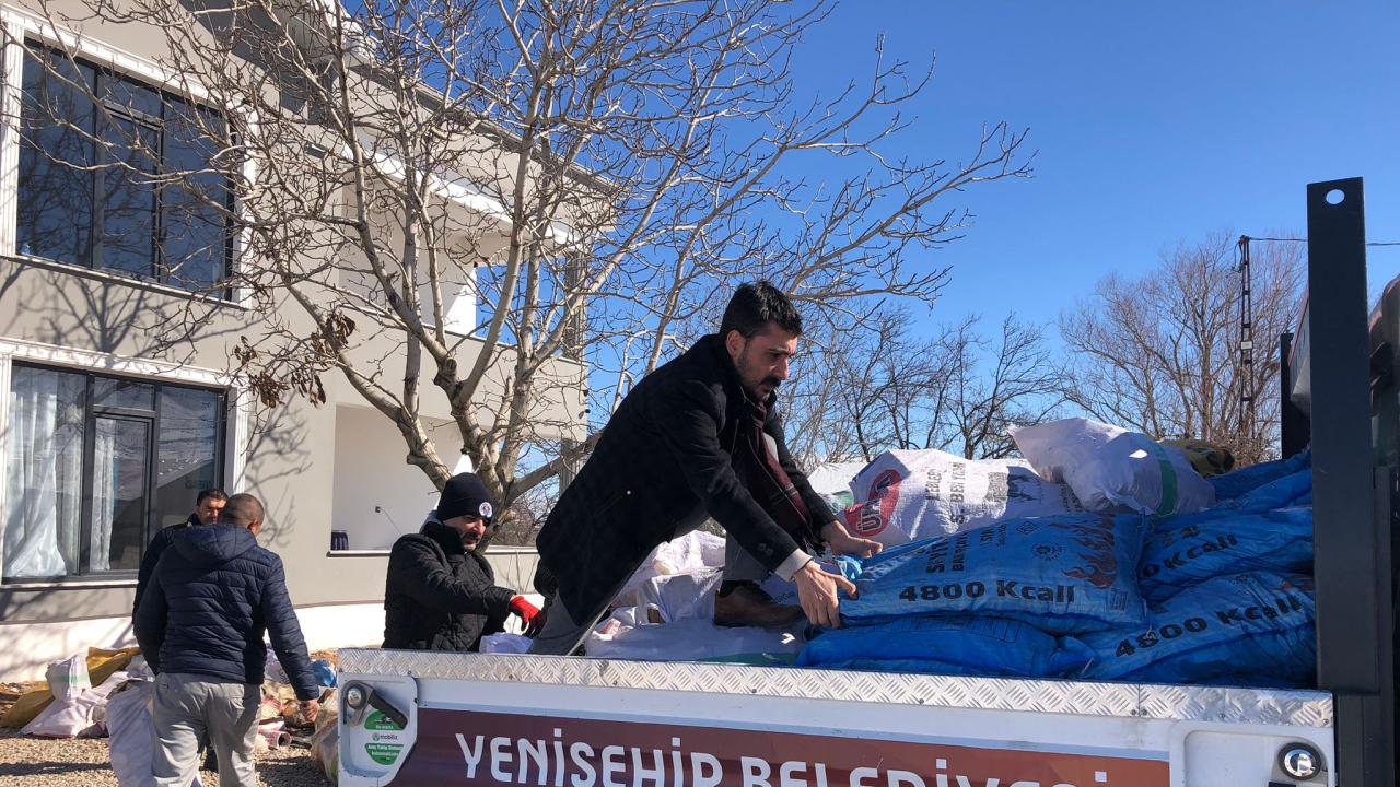Yenişehir Belediyesi Ekipleri Malatya’nın Köylerinde Depremzedelerin Yanında Mersin’e gelen binlerce depremzedeye temel ihtiyaç malzemesi ulaştıran ve yüzlerce