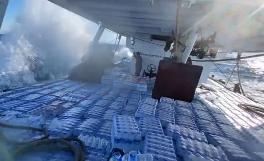 Hatay Mersin Erdemli’den balıkçılar depremin ardından Akdeniz‘deki fırtınaya rağmen temin ettikleri su,