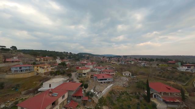 Kahramanmaraş’ta, depremlerin ardından oluşan yarık nedeniyle Dulkadiroğlu ilçesine bağlı Çiğli