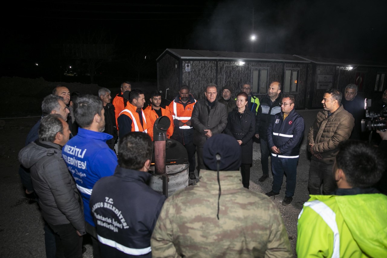 Başkan Seçer, deprem bölgelerine ziyaretlerini sürdürerek yurttaşlarla bir araya gelmeye