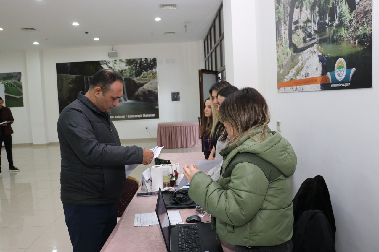 Toroslar Belediye Başkanı Atsız Afşın Yılmaz, ilçeye gelen depremzede vatandaşlar