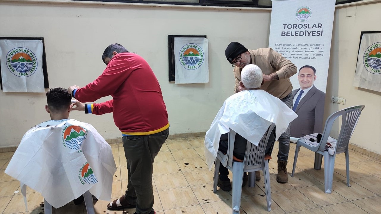  TOROSLAR’DA DEPREMZEDELERE KUAFÖR VE BERBER HİZMETİ  Toroslar Belediyesi, Mersin’e gelerek