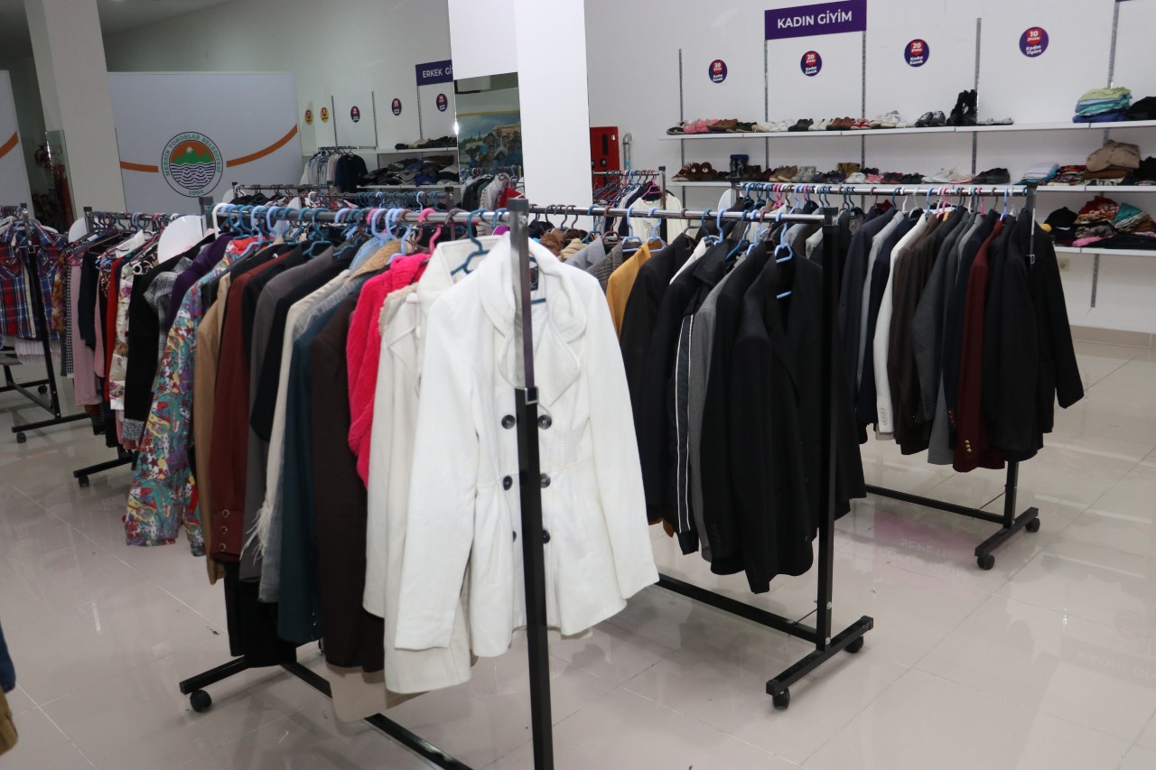 Toroslar Belediyesinin Hayır Çarşısı, deprem bölgesinden Mersin’e gelen depremzede vatandaşların