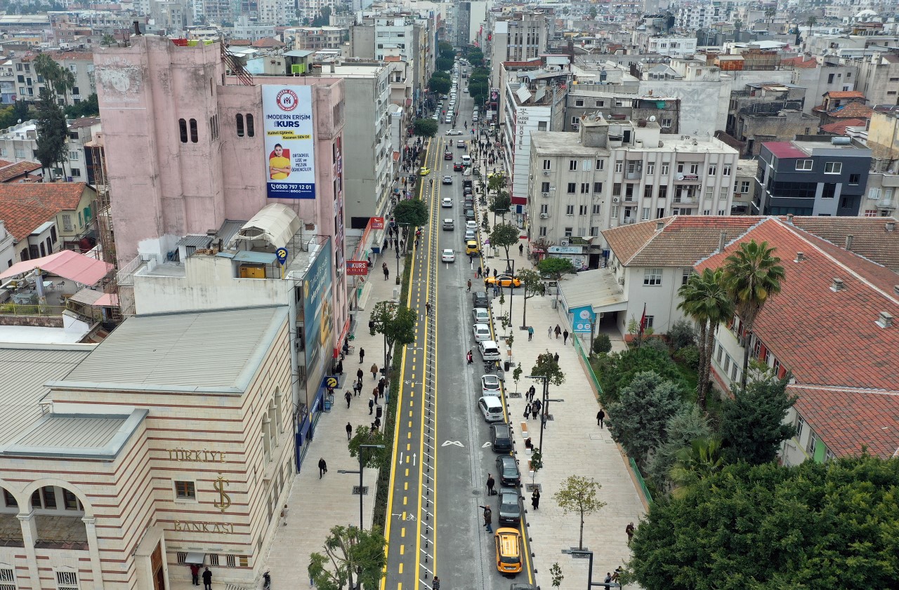 Mersin Büyükşehir Belediyesi İstiklal Caddesi’nin ilk etabında ki yenileme çalışmalarını