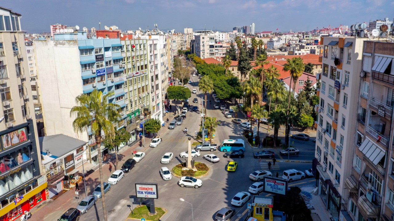 Mersin Büyükşehir Belediyesi, yenileme kapsamında İstiklal Caddesi’nde 2. Etap çalışmalarına