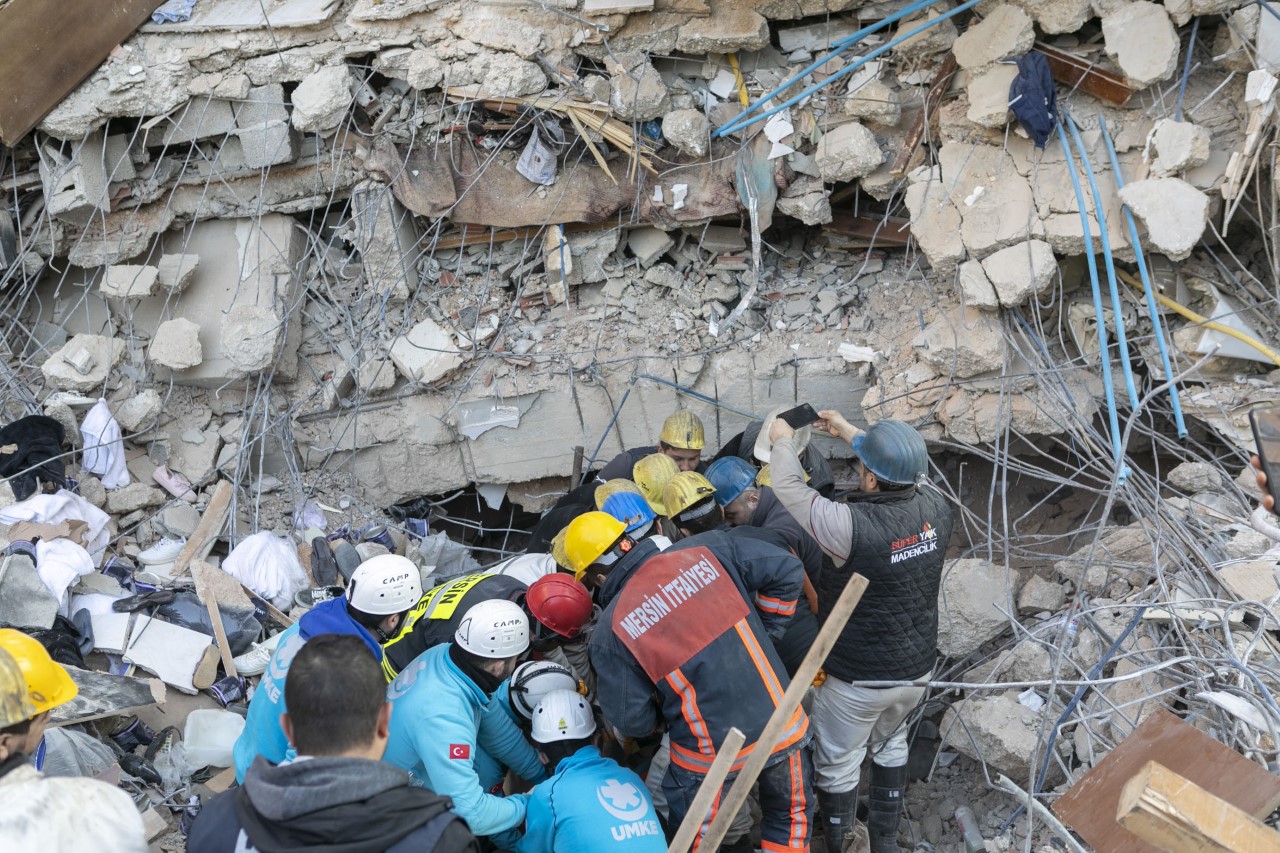 Deprem felaketinin ardından bölgede canla başla çalışan Mersin Büyükşehir Belediyesi