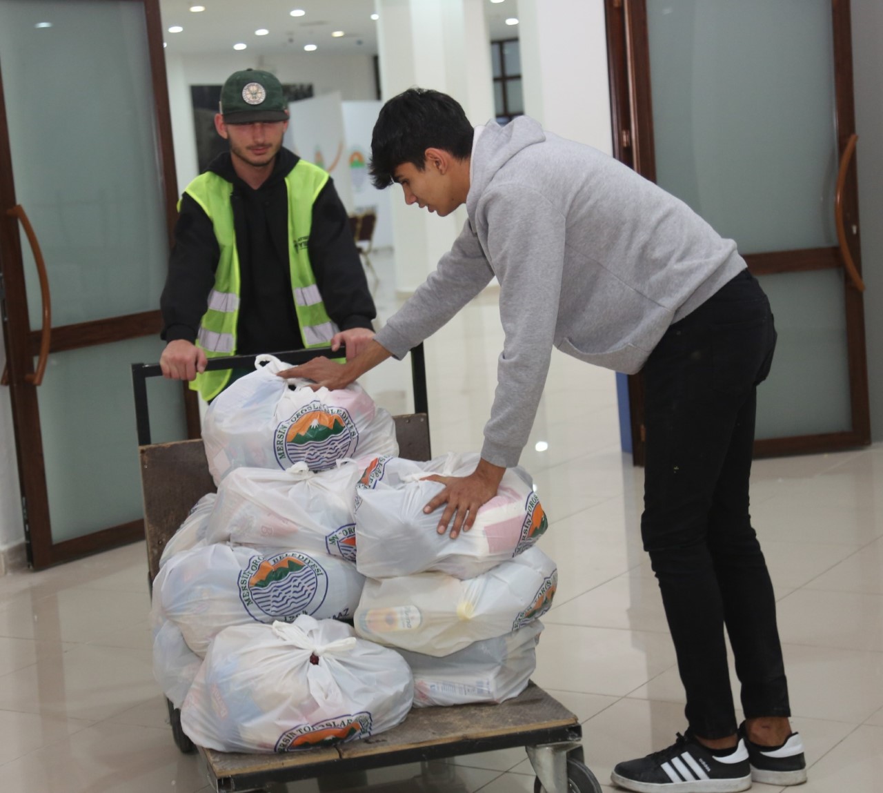 Toroslar Belediyesi, afet bölgesinden Mersin’e gelerek ilçede konaklayan depremzede vatandaşlara