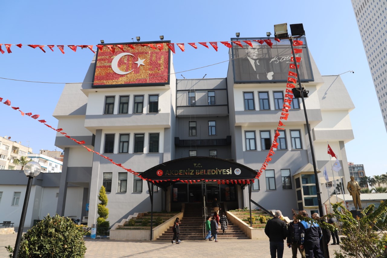 Akdeniz Belediyesi’nin, depremzede vatandaşlar için hazırladığı barınma yerlerine yerleşimler başladı.