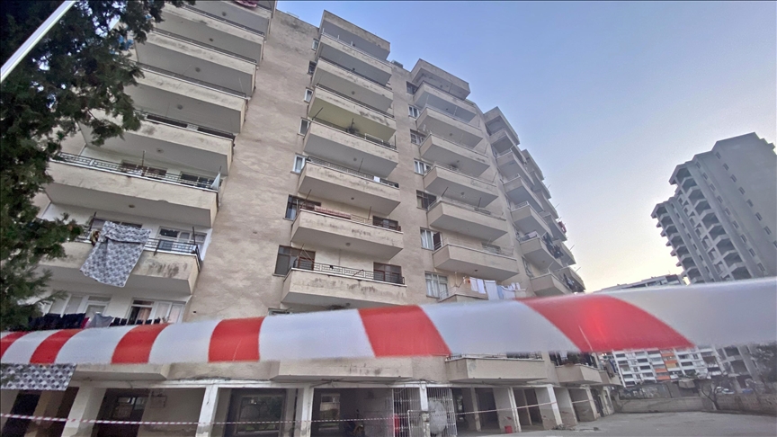 Mersin’in Mezitli ilçesinde, Kahramanmaraş ve Hatay merkezli depremlerden hasar gördüğü