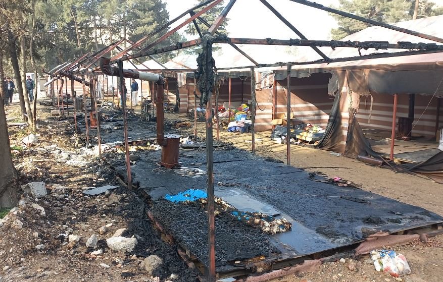 Kahramanmaraş’ta Çadır Kentte Elektrikli Sobadan Çıkan Yangında 7 Çadır Kullanılamaz Hale Gelirken 2 Kişi de Yaralandı Dulkadiroğlu ilçesi Yenişehir Mahallesi’ndeki çadır kentte, saat 04.30 sıralarında yangın