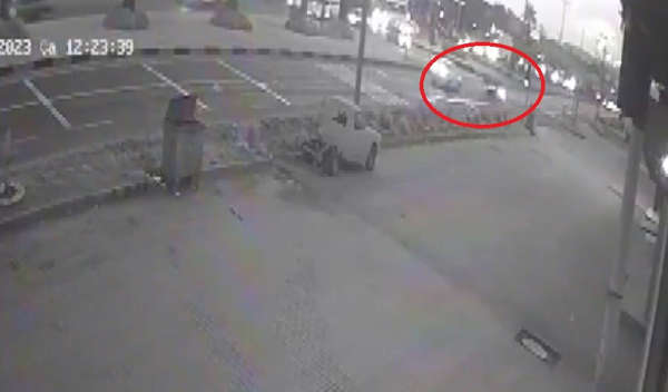 Mersin’in Erdemli ilçesinde iki motosikletin kafa kafaya çarpışması güvenlik kamerasına