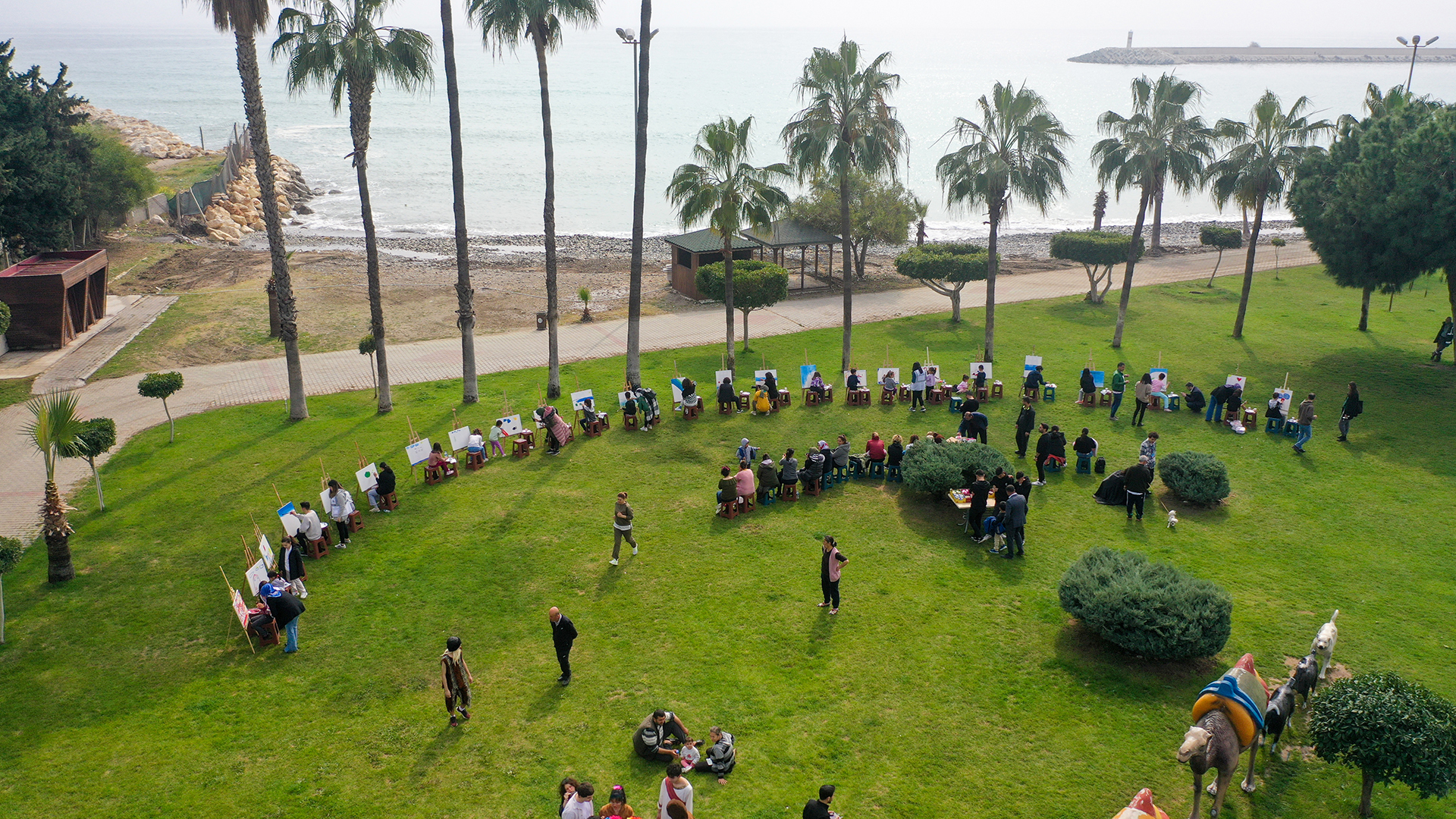 Fırçalar tuvalle buluştu, umudun rengi mavi oldu. Mersin Erdemli ‘de,