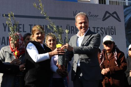 Başkan 'Vahap Seçer' Adanalıoğlu Köyün'de Çiftçilere Zeytin Fidanı Ve Gübre Desteği Yaptı. 5 fidandagitimi
