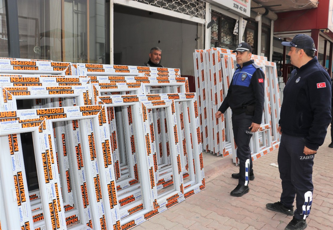 Toroslar Belediyesi, ilçe genelinde kaldırım işgalinin ve görüntü kirliliğinin önüne