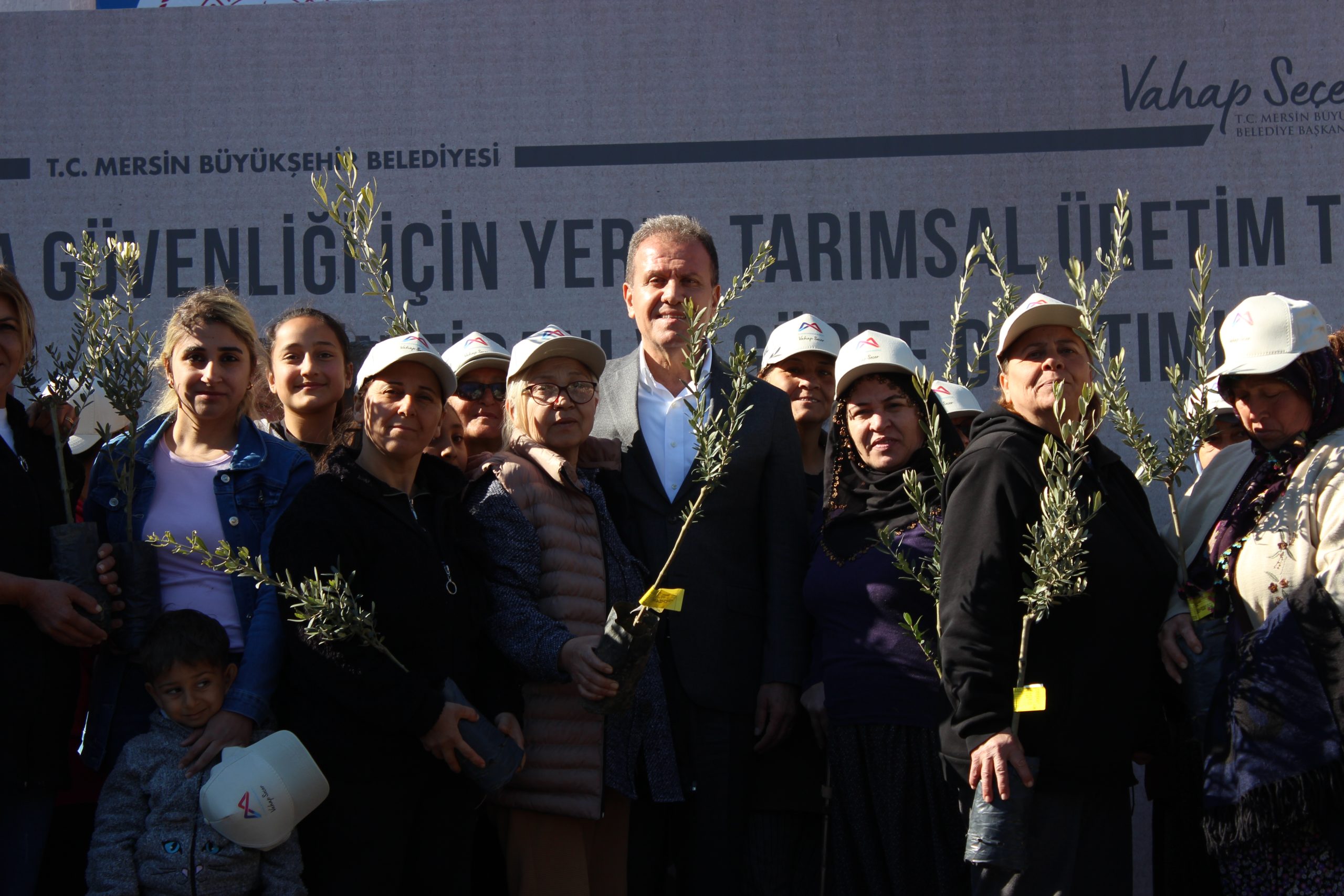 Mersin büyük şehir belediye başkanı ‘Vahap Seçer’ Adanalıoğlu köyünde çiftçilere