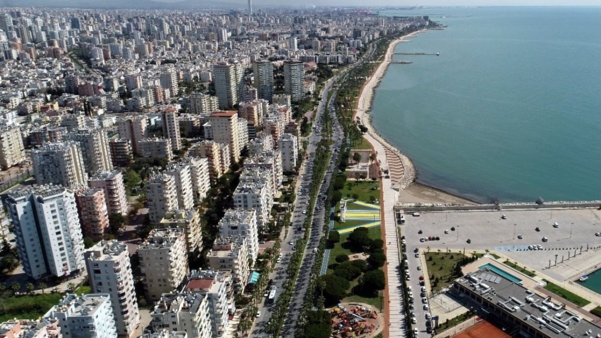 Mersin Valisi Ali Hamza Pehlivan Kahramanmaraş ve Hatay Merkezli Depremlerde Hasar Gören 76 Okulun Boşaltıldığını Bildirdi Mersin Valisi Ali Hamza Pehlivan Kahramanmaraş ve Hatay Merkezli Depremlerde