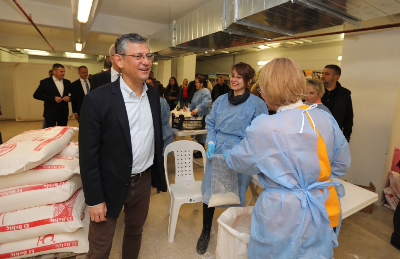 CHP Grup Başkan Vekili Özgür Özel, Mezitli Belediyesini ziyaret ederek,