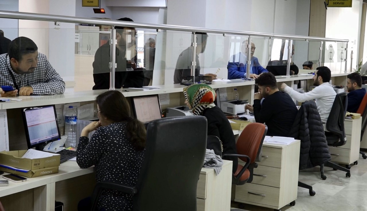 Çeşitli vergi, ceza ve borçlarını ödemek veya yapılandırmak isteyen vatandaşlar