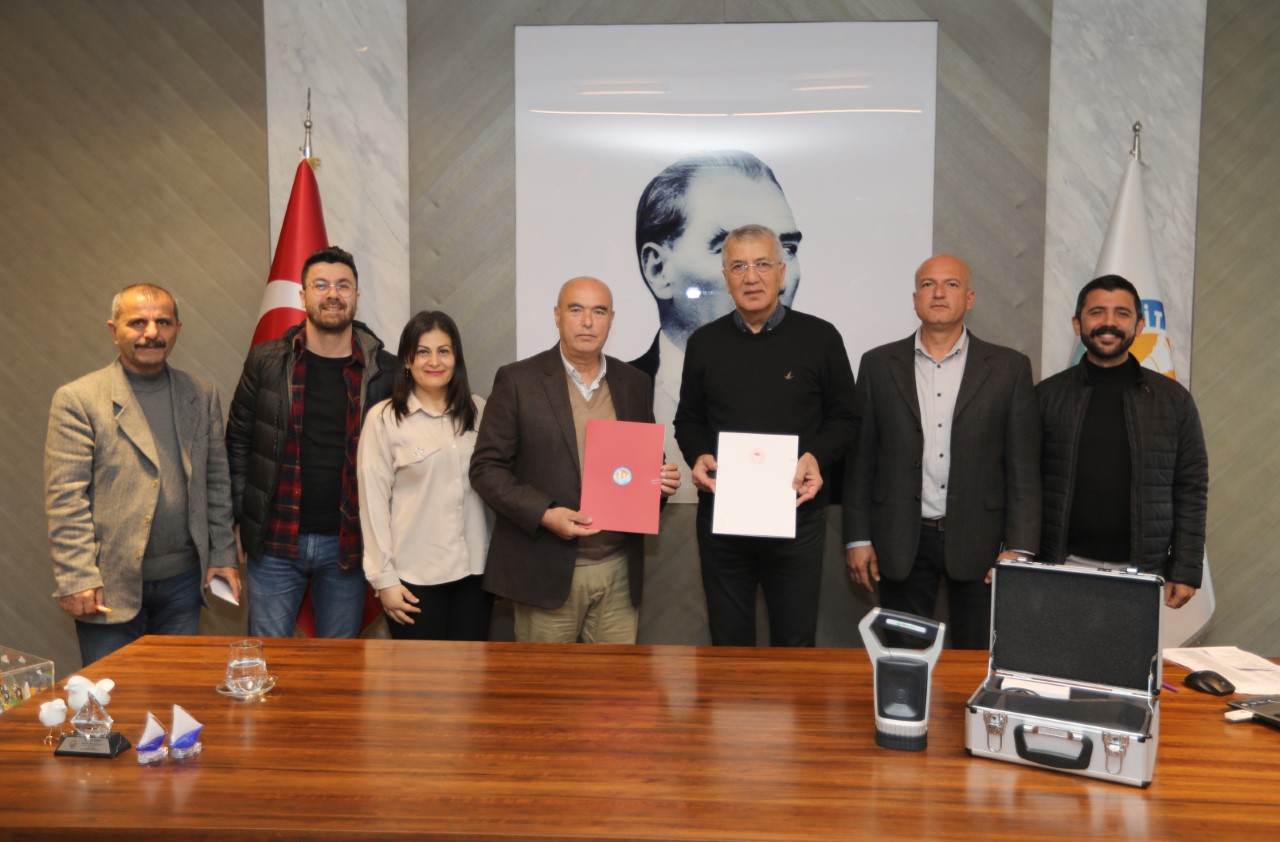 Mezitli Belediye Başkanı Neşet Tarhan, ilçede bulunan çiftçilere 5 dakikada