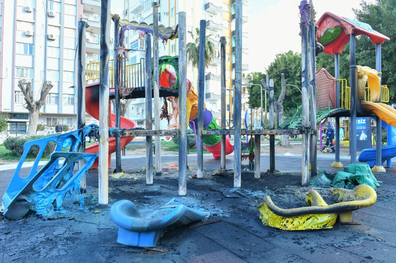 Mersin Yenişehir Belediyesi Özgürlük Parkı’nda bulunan çocuk oyun grupları henüz