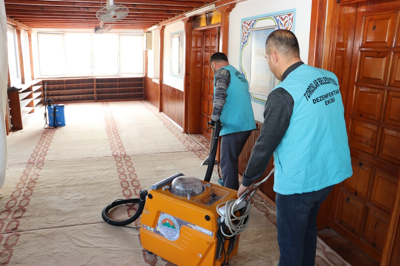 Toroslar Belediyesi, camilerde rutin olarak sürdürdüğü temizlik ve dezenfeksiyon çalışmalarını
