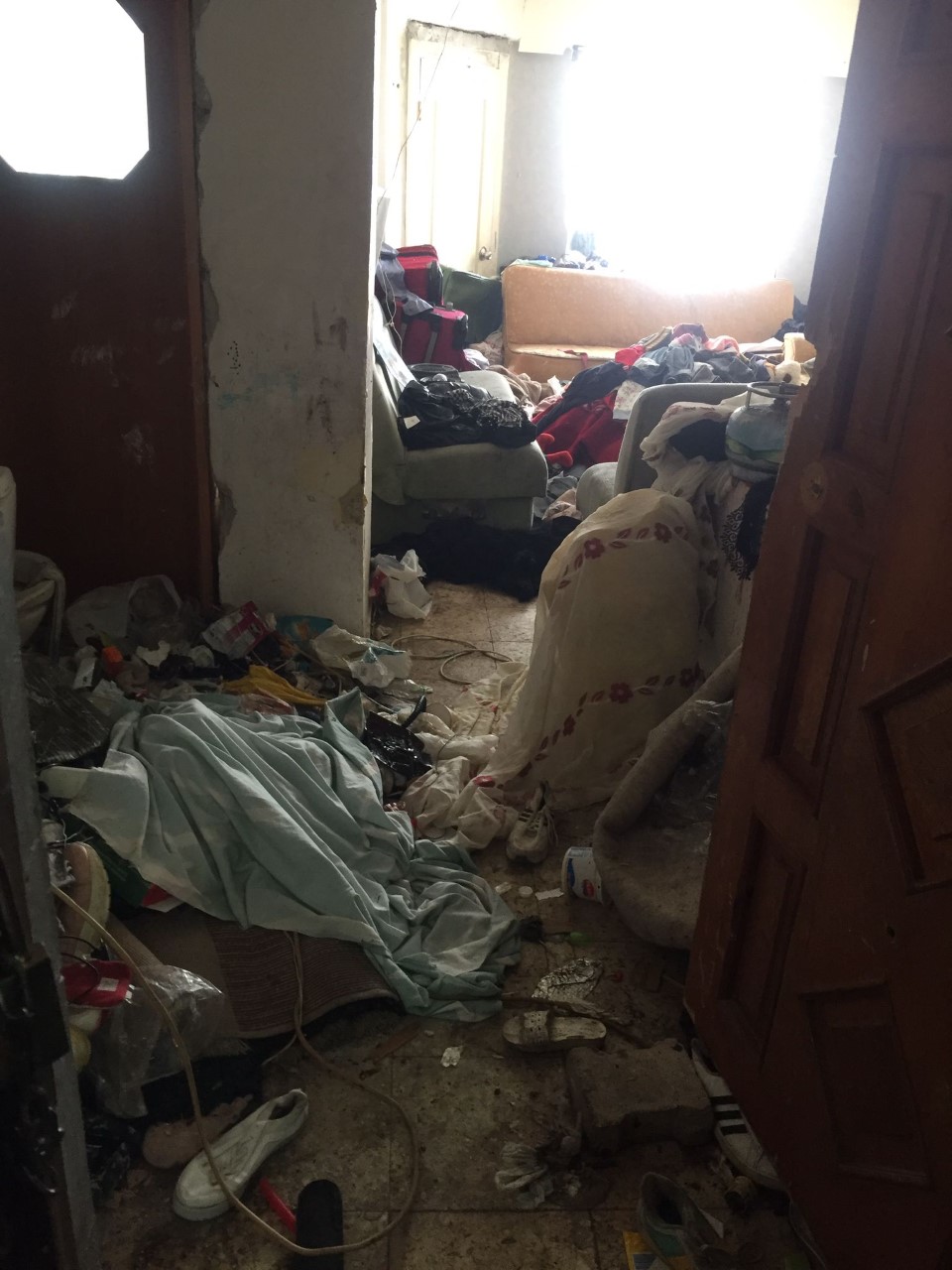 Davultepe Arzu 2 sitesinde bulunan 7 katı çöp ev şekilde