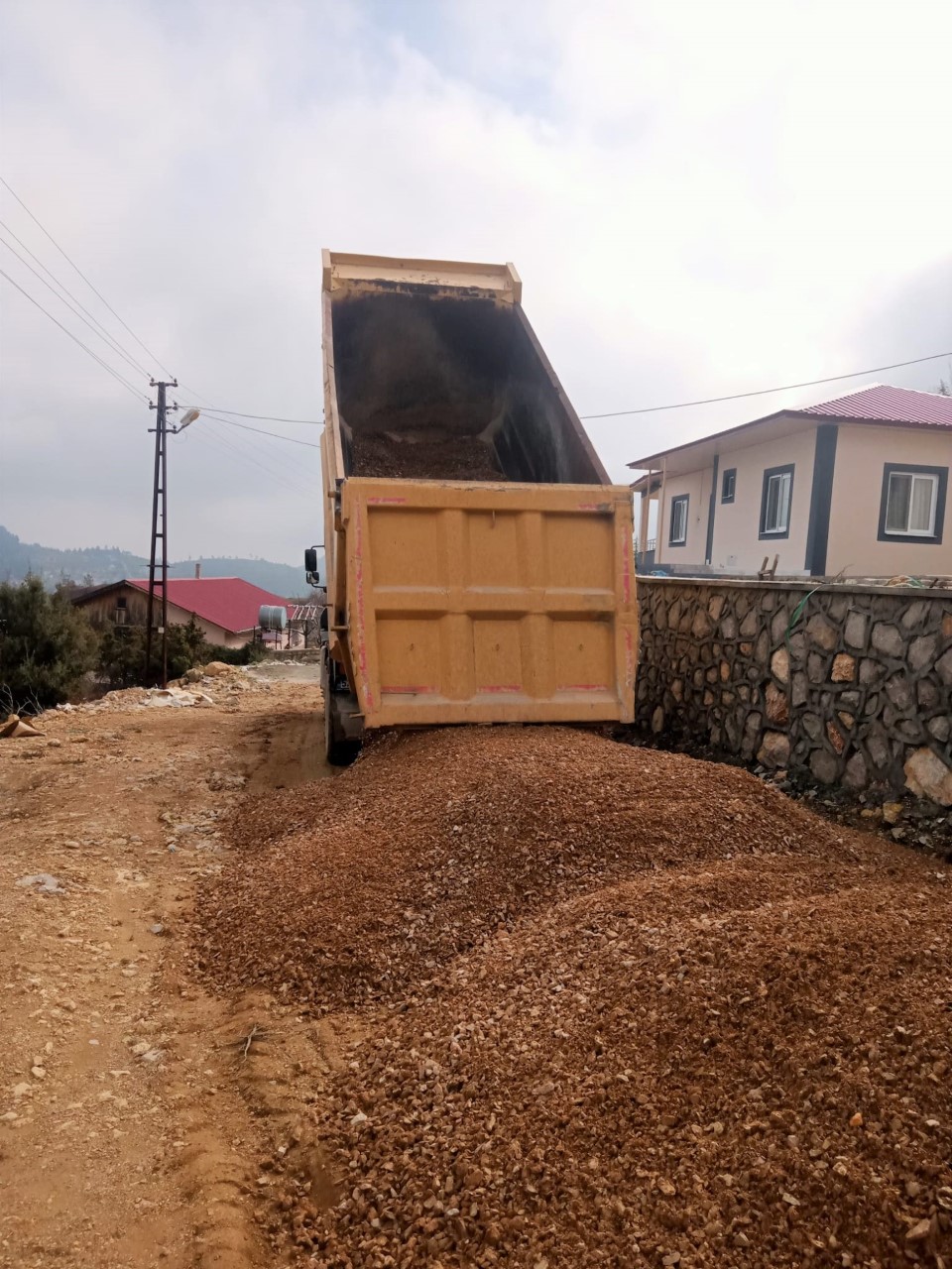 Toroslar Belediyesi, ilçe sınırları içerisindeki her noktaya hizmet götürüyor. Fen