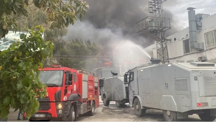 Mersin’de Sanayi Sitesinde Yangın! Mersin’de sanayi sitesinde yer alan bir mobilya atölyesinde çıkan yangın,