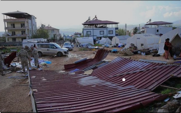 Kahramanmaraş’ı Bu Kez Hortum Vurdu: 1 Ölü, 50 Yaralı Kahramanmaraş’ın Pazarcık ilçesinde etkili olan hortum nedeniyle 1 kişi yaşamını