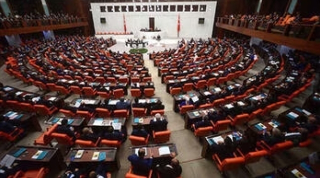 Mersin Büyükşehir Belediyesine bağlı İtfaiye Daire Başkanlığı ekipleri, Tunceli’de otomobilin