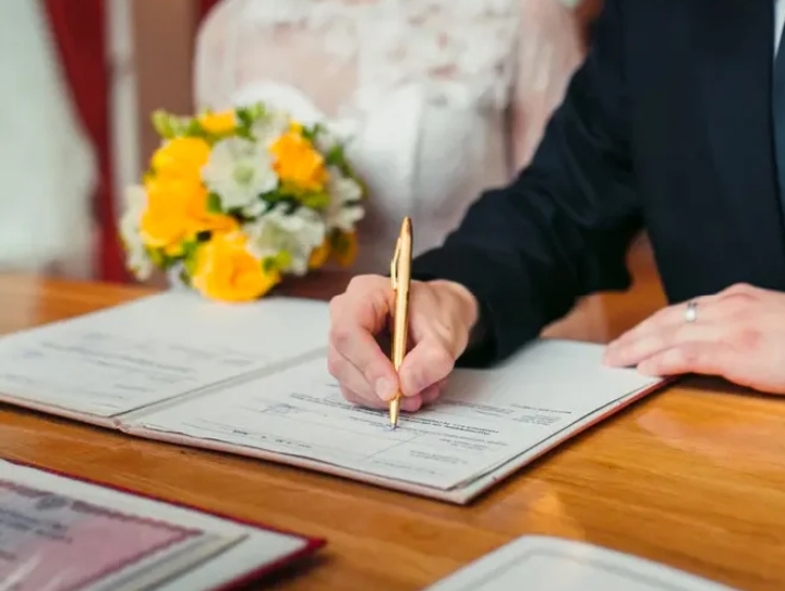 Kadınların evlendikten sonra eşlerinin soyadını taşıması gerektiğine ilişkin düzenleme tarihe