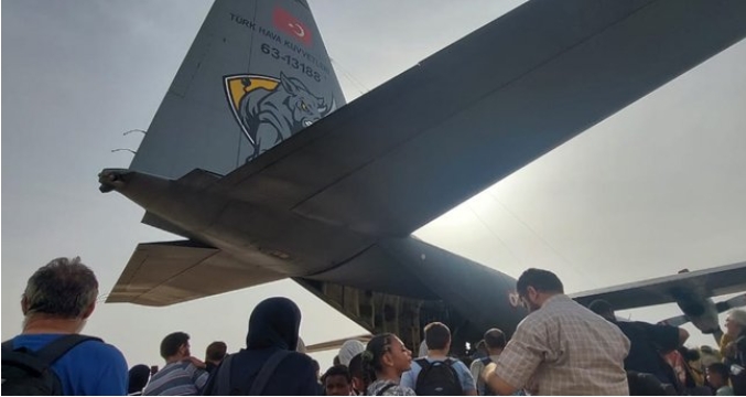 Çatışmaların devam ettiği Sudan’dan aralarında Türkiye’nin de bulunduğu birçok ülke