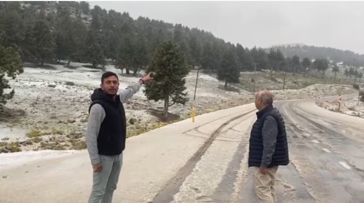 Mersin’in Erdemli ilçesinin yüksek rakımlı mahallelerinde kar yağışı etkili oldu.